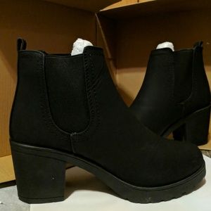 Black heeled chelsea ankle boots